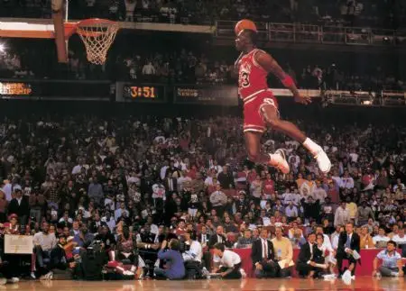 
<p>Michael Jordan 1988 Slam Dunk Smaç yarışmasında faul çizgisinden zıplayarak yaptığı inanılmaz smaç