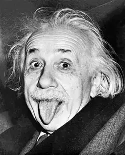 </p><p>Einstein'ın gazetecilere dil çıkardığı ünlü fotoğrafı