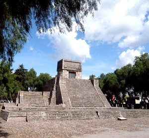 
<p>Meksika'da St. Cecilia Acatitlan'da bulunan bir Aztek piramidi