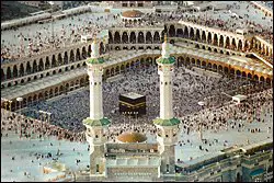 İslam dininin en kutsal mekanı Mekke'deki Kabe'dir.