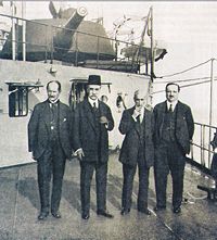 
            Antlaşmayi imzalayan Osmanlı heyeti (soldan sağa doğru, Rıza Tevfik, Damat Ferid Paşa, Hadi Paşa ve Reşid Halis).