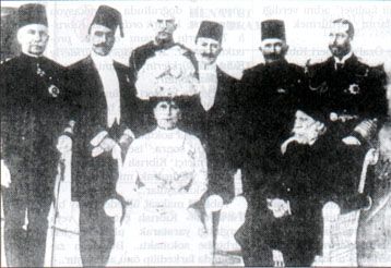 Sağda oturan Kıbrıslı Kamil Paşa