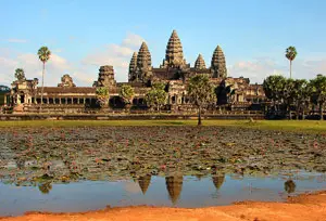 

Büyük Khmer İmparatorluğunun başkenti Angkor'da yer alan Angkor Wat tapınağı, Kamboçya'nın ve dünyanın en önemli turistik yapıtlarından biridir.