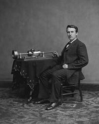 
Edison, ilk icat ettiği fonograflardan biri ile, 1877