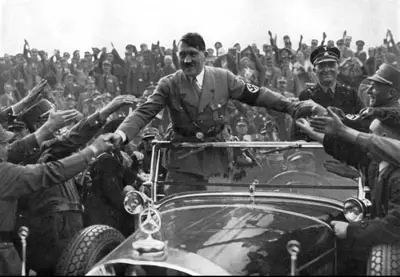 <b>Hitler bir geçit töreni sırasında</b>


