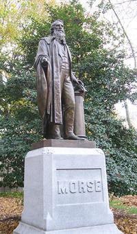 

Morse anısına 1871'de yapılan, New York Central Parktaki heykel