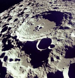 <b>Dünyannın uydusu</b>

1969 yılında Apollo 11 tarafından çekilen bu fotoğrafta Ay üzerindeki en büyük krater olan Daedalus krateri görülmekte