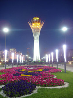 

Başkent Astana'da yer alan Beyterek anıtı