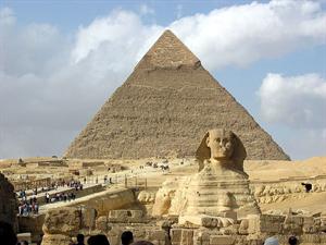 

Sfenks heykeli Kefren Piramidi'nin karşısında yer alır.