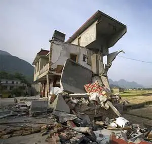 
Deprem nedeniyle bir bölümü yıkılmış bir ev