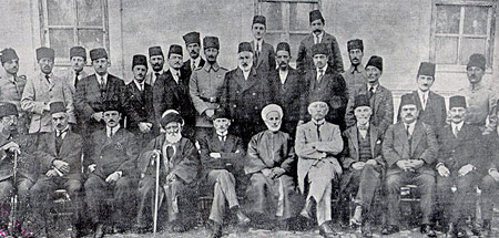 

Kongreye katılanlar. En ortada Mustafa Kemal Paşa