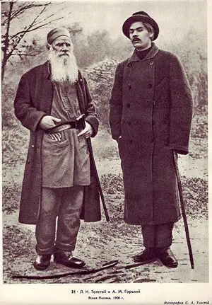 

Gorky, Leo Tolstoy (solda) ile birlikte