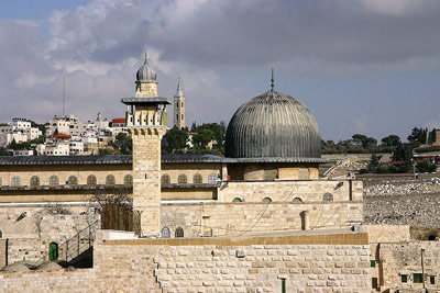 

Kudüs'de yer alan Mescid-i Aksa zaman zaman Kubbet üs Sahra ile karıştırılır. Cami müslümanların ilk kıblesidir. Türkçesi en uzak mescit'dir.