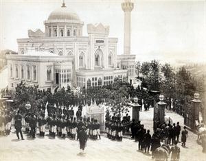 

Yıldız Camiinde düzenlenen bir devlet töreni, 1895 öncesi.