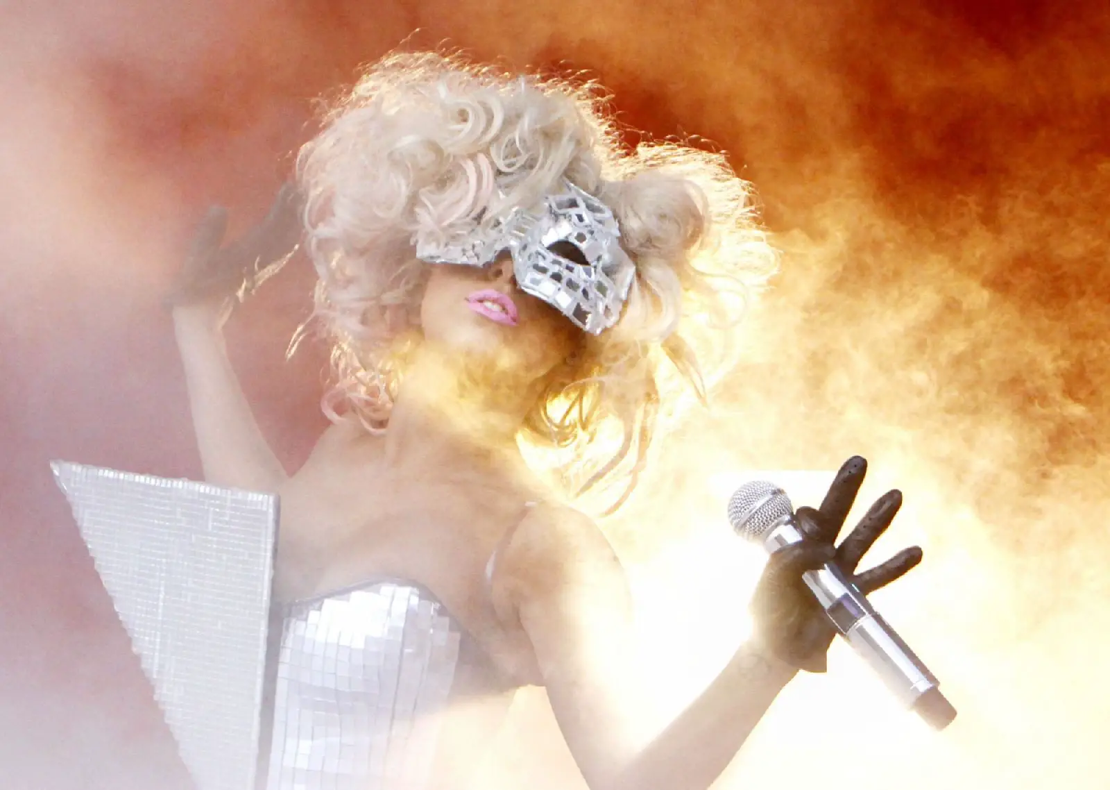 День леди гаги. Леди Гага. Леди Гага с микрофоном. Леди Гага 2012. Леди Гага 2013.